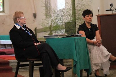 Sirje Endre ja Laine Randjärv vestlesid Juuru kirikus teemal „Kultuuride konflikt Mahtra sõjas – kas ärkamisaja ärgitaja?“