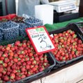 ФОТО | Цены на клубнику на рынке держатся! В прошлом году килограмм ягод можно было купить на евро дешевле