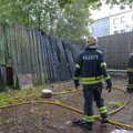 ФОТО: В Вильянди горели забор и сарай. Спасатели подозревают поджог