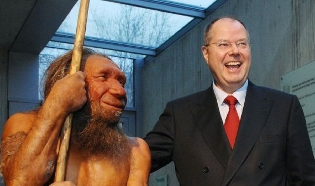 Neandertaallase kuju kaasaegse inimesega muuseumis. Foto: Michael Gottschalk, AFP
