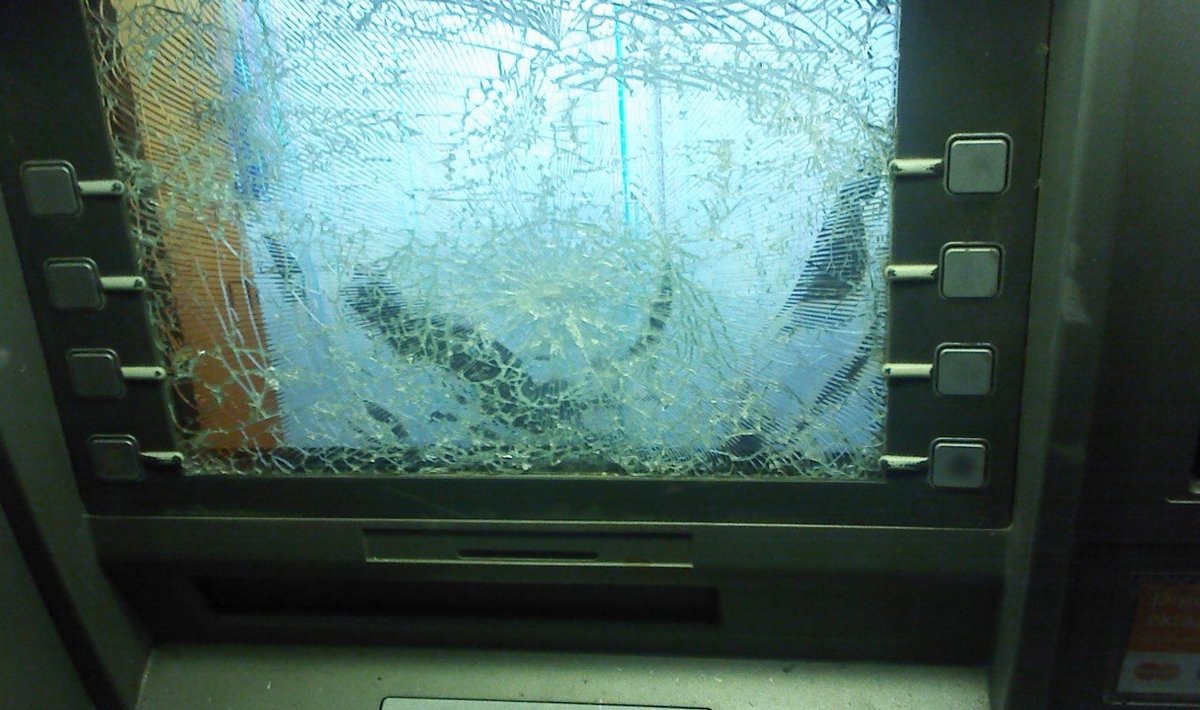 Puuhaluga puruks pekstud pangaautomaat