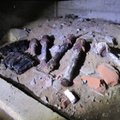 FOTO: Elumaja keldrist tuli remonditööde käigus välja hulk granaate ja padruneid