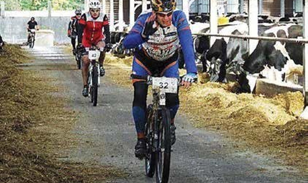 Kullamaa rattakrossist on kõige populaarsemad pildid läbi Liivi farmi sõidust