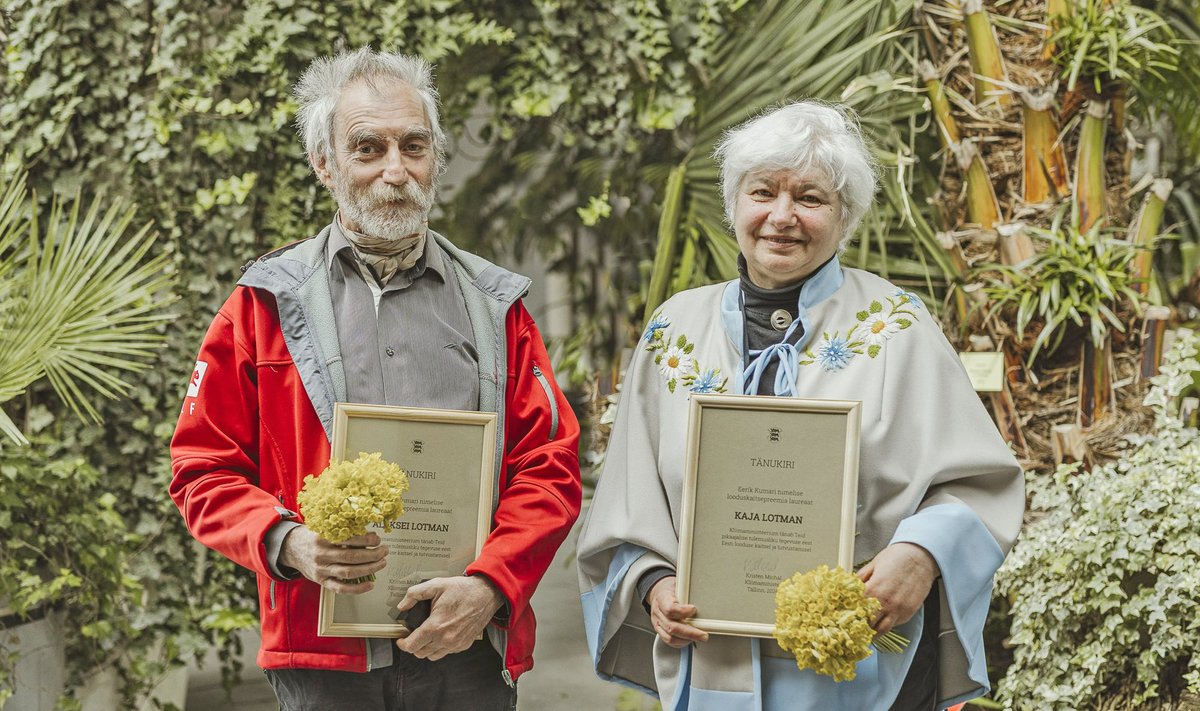 Aleksei ja Kaja Lotman said Eerik Kumari nimelise looduskaitsepreemia kätte läinud esmaspäeval Tallinna botaanikaaias, kus kuulutati avatuks tänavune looduskaitsekuu.