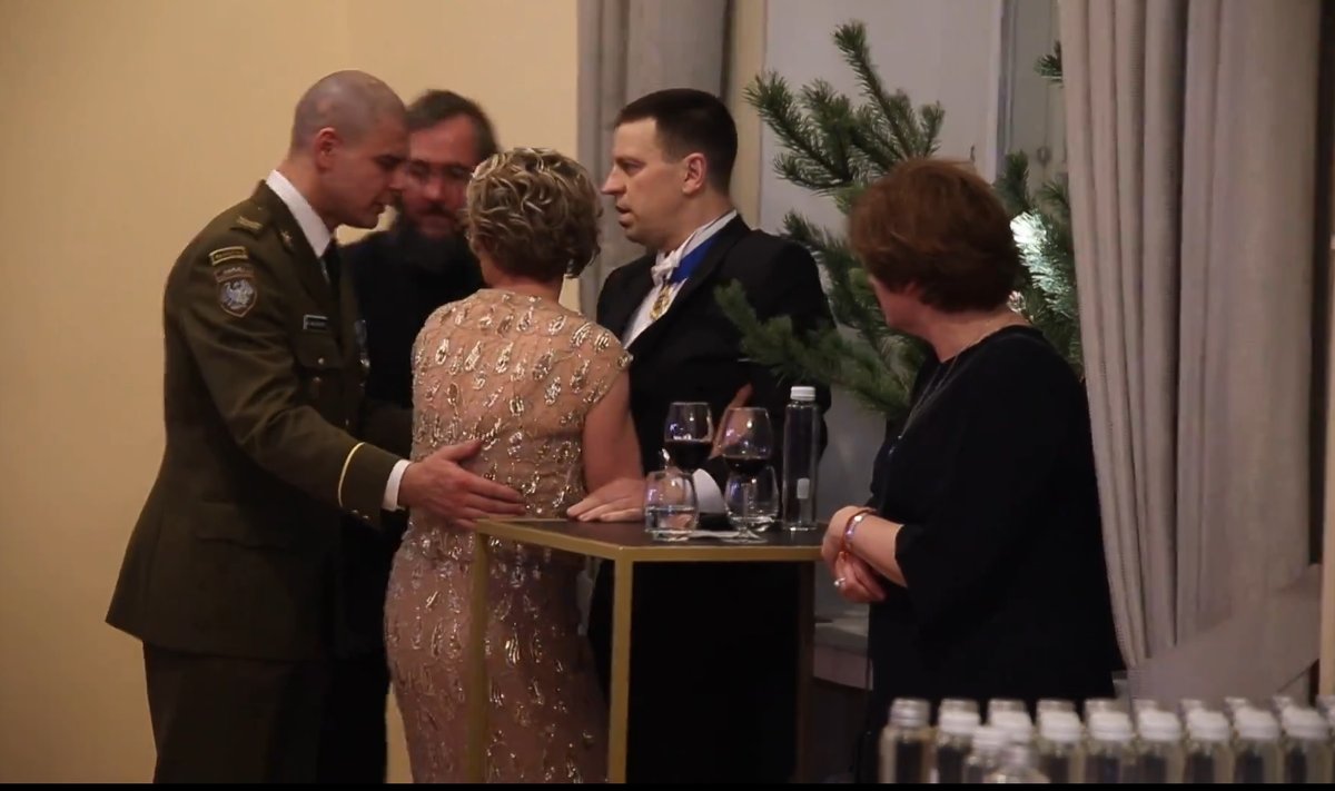 Jüri Ratas aastapäeva peol. Kaader videost vahetult enne kokkukukkumist.