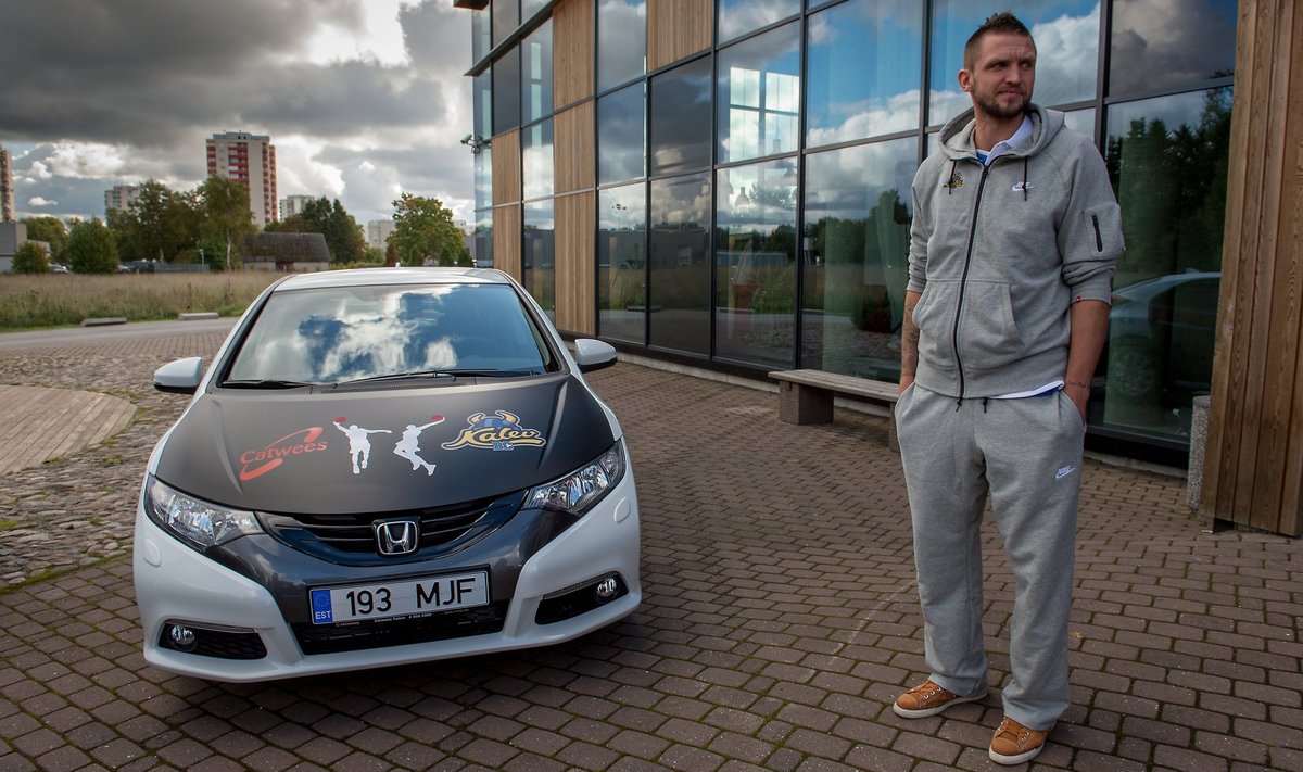 Armands Škele Arigato spordiklubi ees oma uue Hondaga.