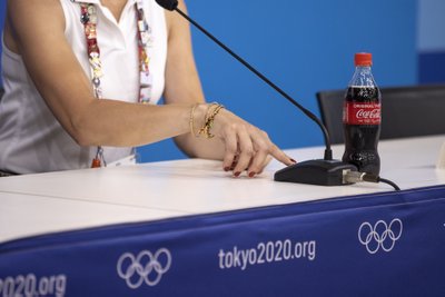 Ratsutaja Dina Ellermann ja tähtis nupp, mis lülitab sisse pressikonverentsi mikrofoni. Coca Cola pudelitega meie olümpialastel õnneks probleeme polnud. Ega nad mingid jalgpallurid pole!
