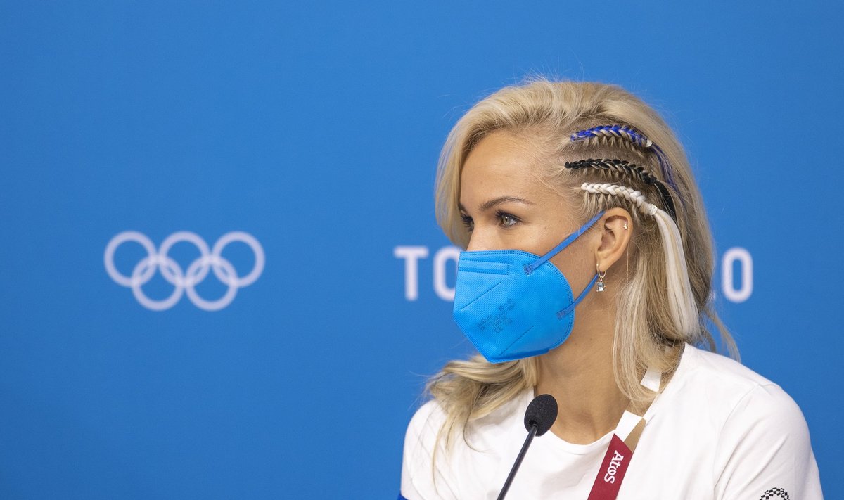 Vehkleja Erika Kirpu säras Tokyo olümpia pressikonverentsil sinimustvalgete patsidega.