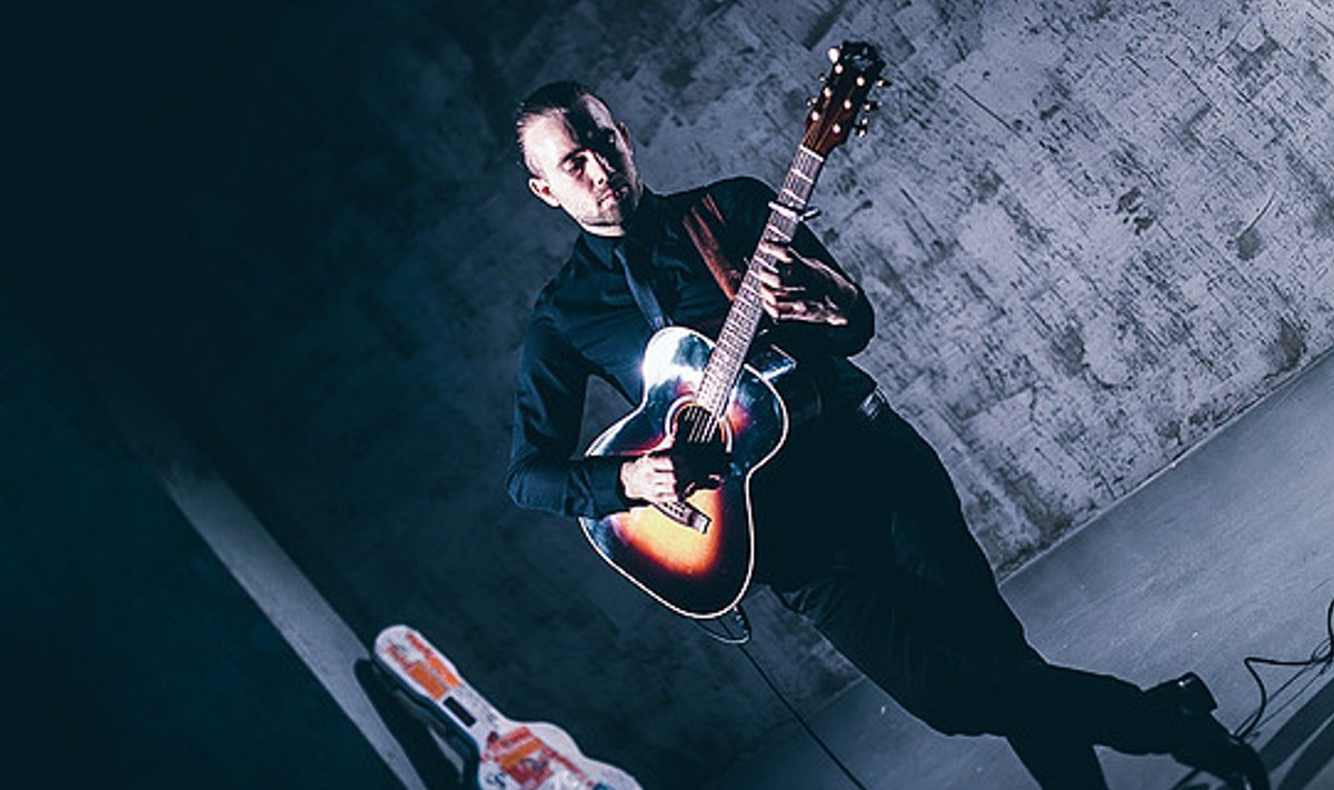 Briti särav kitarrist Gareth Pearson hakkas kitarri mängima 14-aastaselt ja on tuntuks saanud oma erilise <em>fingerstyle</em>-mänguga.
