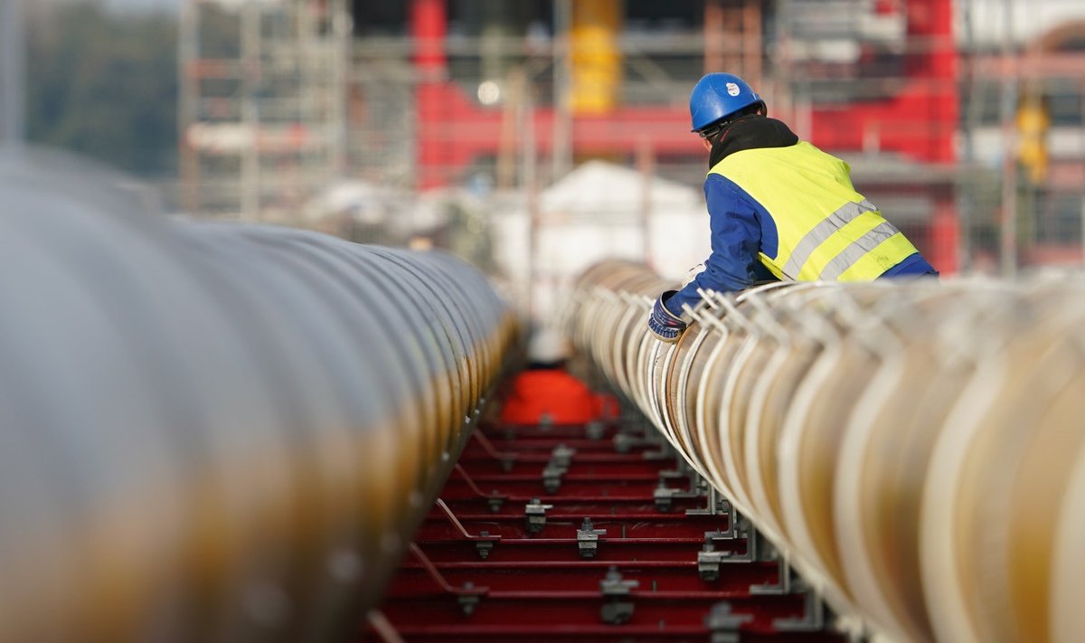 Рабочие монтируют газопроводы для планируемого плавучего терминала сжиженного природного газа СПГ. 