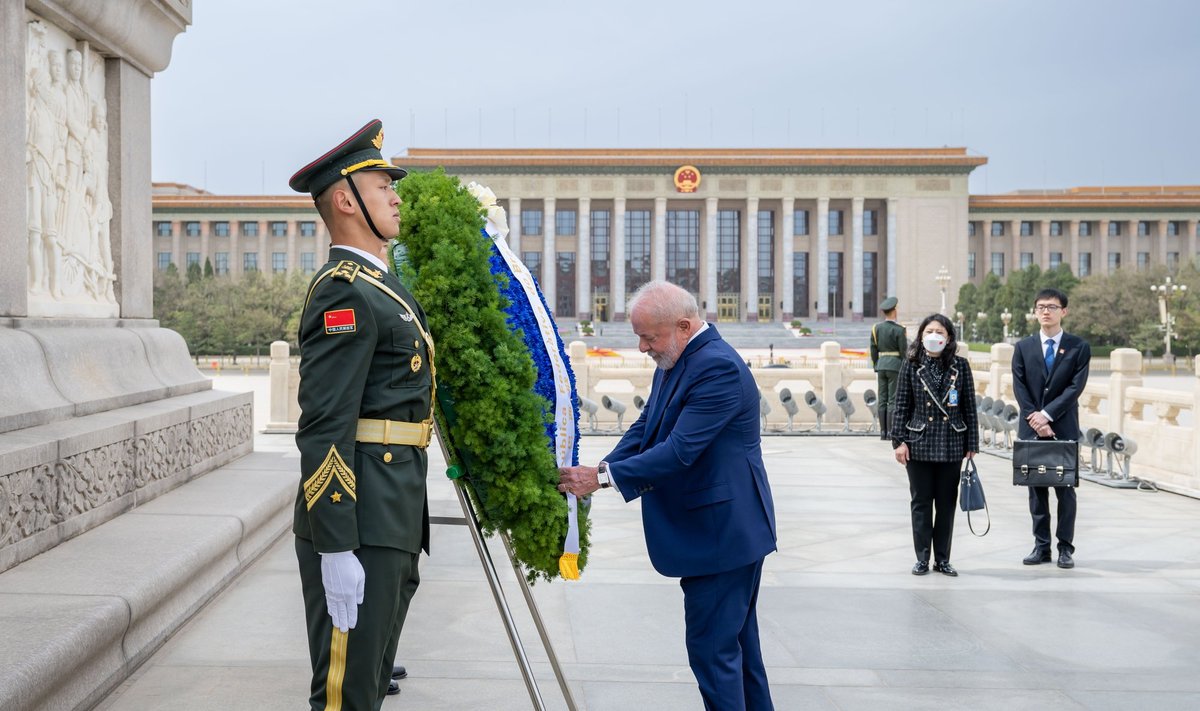 HIINA POLE ÜKSI: Brasiilia president asetas äsja pärja Tianmeni väljakul Mao Zedongi mausoleumi ees asuvale revolutsioonimonumendile. Lääne (mõttemaailmaga) riigijuhid jätavad Pekingis käies selle peatuse vahele.