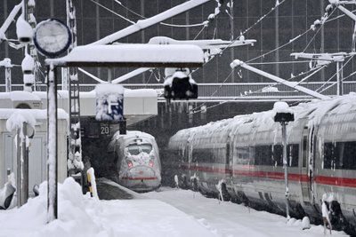 Müncheni rongliikluse kaos laupäeval tugeva lumesaja tõttu.