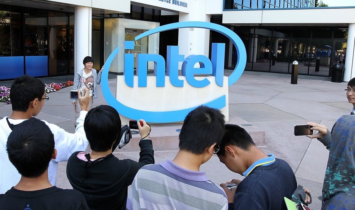 Grupp turiste Inteli peakorteri ees Californias. Foto Justin Sullivan, AFP
