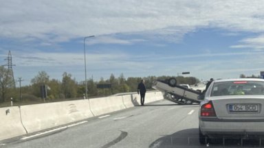 ФОТО | На Таллиннской окружной дороге автомобиль перевернулся на крышу: водитель и шестилетний ребенок в больнице