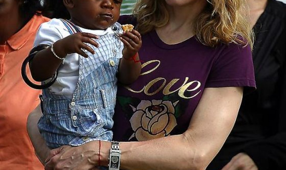 MADONNA LAPSEGA: Madonna (sellenimeline poplaulja) Malawi poisikese David Bandaga, kelle ta adopteeris.