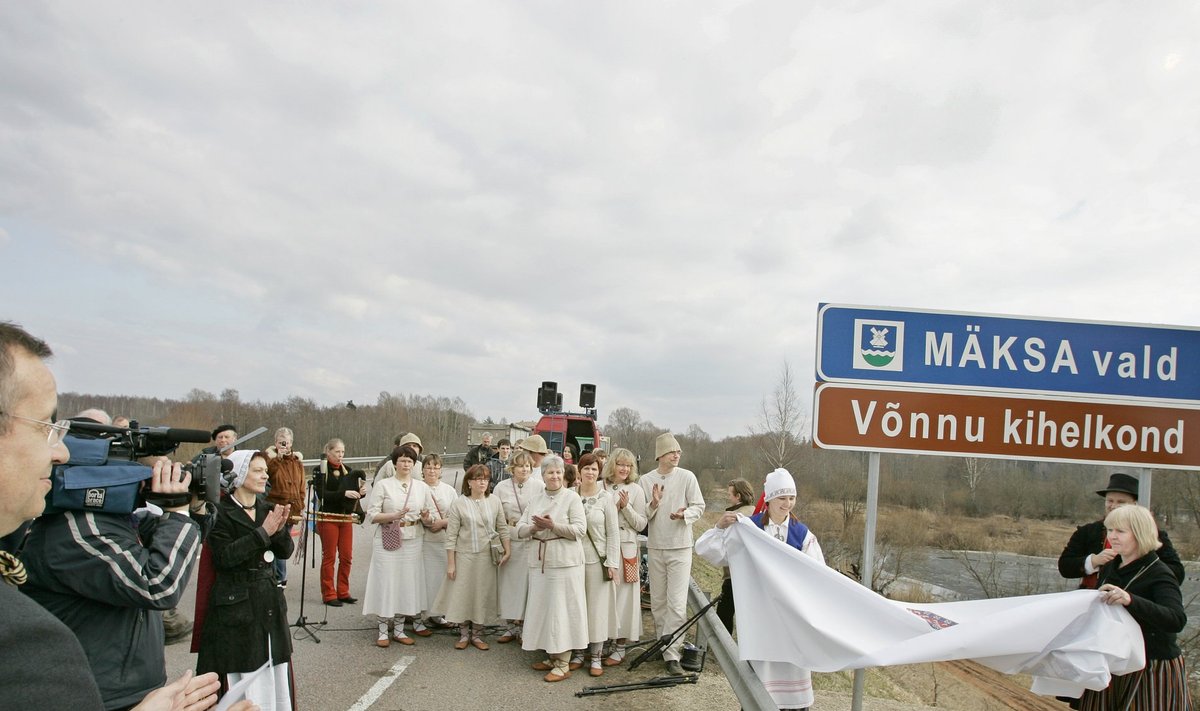 Eestis algas kihelkonnapiiride tähistamine 2009. aasta aprillis. Esimene silt sai püsti Tartu–Räpina–Võru maanteele Tartu-Maarja  ja Võnnu kihelkonna piirile. Sündmuse tunnistajaks oli ka president Toomas Hendrik Ilves.