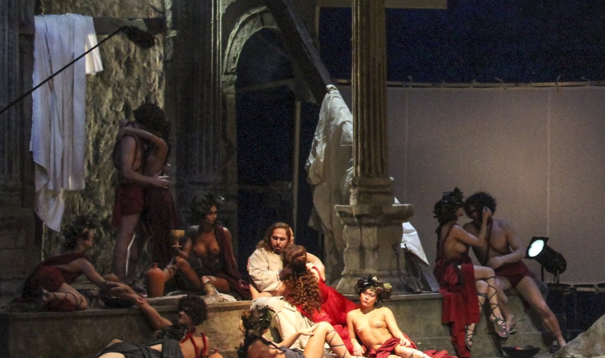 Novosibirskis etendunud Wagneri ooperi tõlgenduses tehti laval üleannetut filmi Jeesuse elust. Kirikuisadele see ei meeldinud ja Kreml võttis Vene teatrid kontrolli alla.