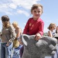DELFI FOTOD JA VIDEO: Lapsed võtsid täna lõuna ajal Narva promenaadile saabunud lõviskulptuurid kohe kasutusse