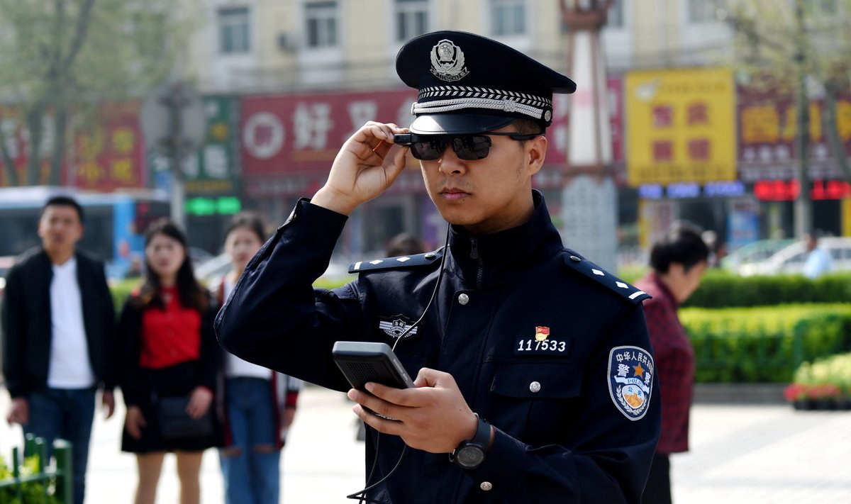 Nutiprillidega varustatud Hiina politseinik.