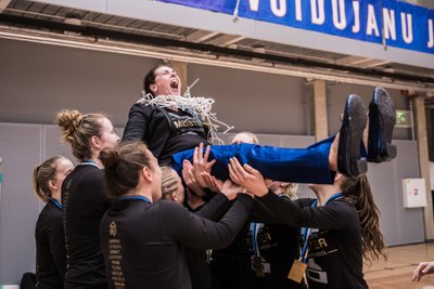 TLÜ naiskond võitis Eesti korvpalli meistritiitli. Õhtu tõstetakse peatreener Janne Schasmin.