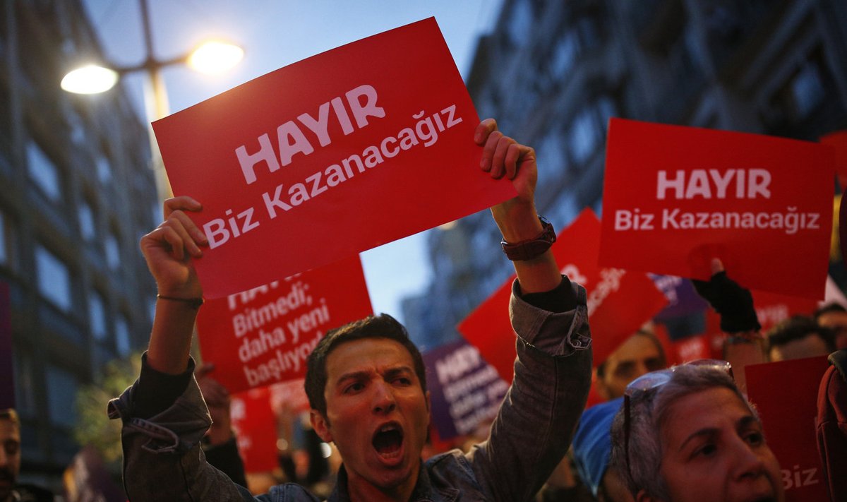 Opositsiooni toetajad protestivad Istanbulis väidetava võltsingu vastu