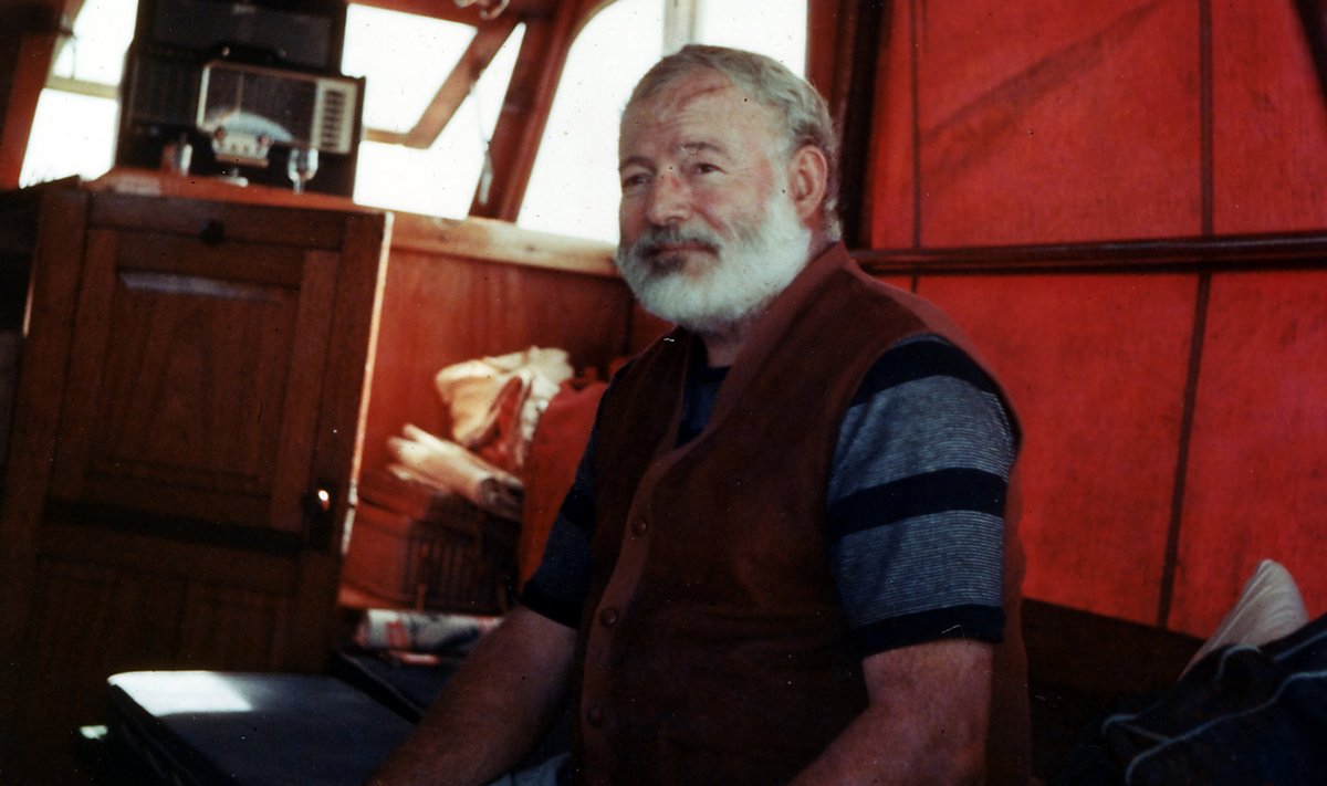 Hemingway u 1950. aasta paiku oma jahi Pilar pardal. 