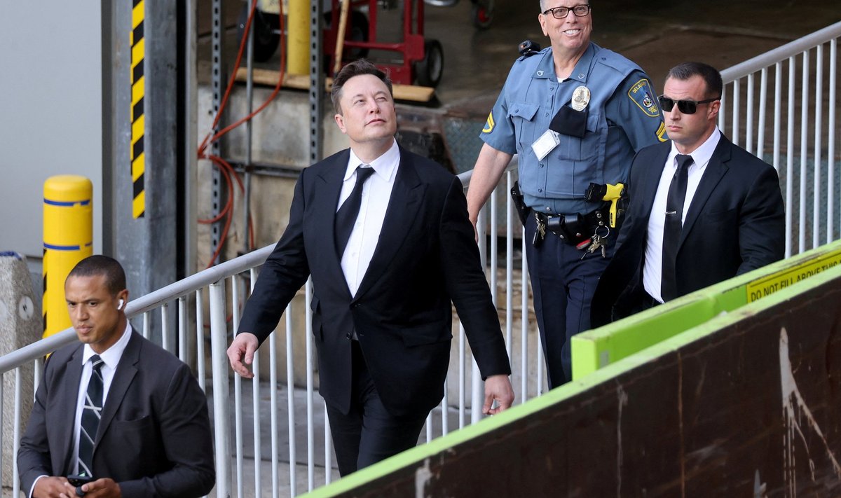 Väidetavalt soovitas Elon Musk rassismi käes kannatavatel töötajatel endale paks nahk kasvatada.