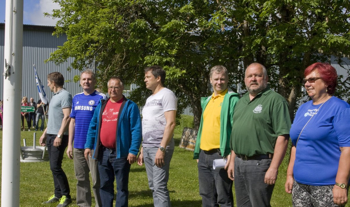 Vallavanemad on heisanud mängude lipu. Vasakult Maano Koemets (Rannu), Aivar Uibu (Põdrala), Aivar Kuuskvere (Rõngu), Alar Karu (Tarvastu), Heikki Kadaja (Puka), Kalevi Kaur (Kolga-Jaani) ja Ene Saar (Viljandi).