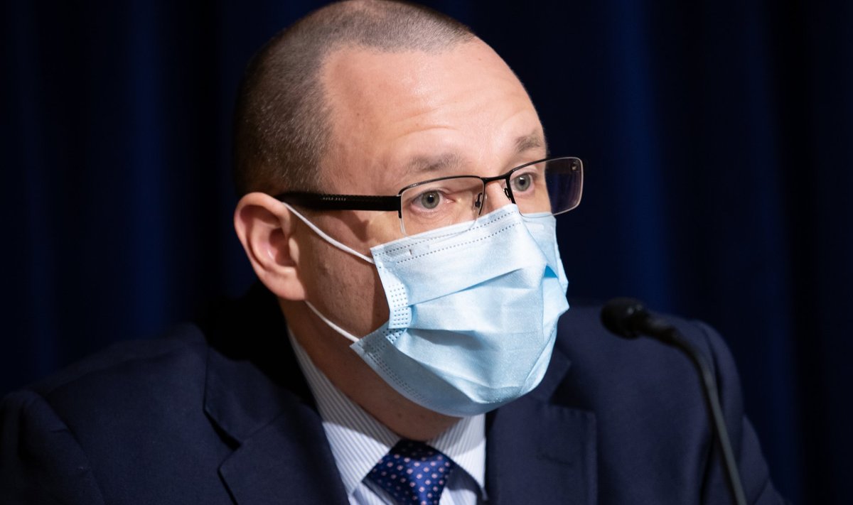 PERH-i kiirabikeskuse juhataja dr Popov soovitab maski kanda ühissõidukis ja siseruumis, kus pole võimalik distantsi hoida. Mask vähendab nakatumisohtu ja sümptomeid, sest inimene saab väiksema doosi viirust.