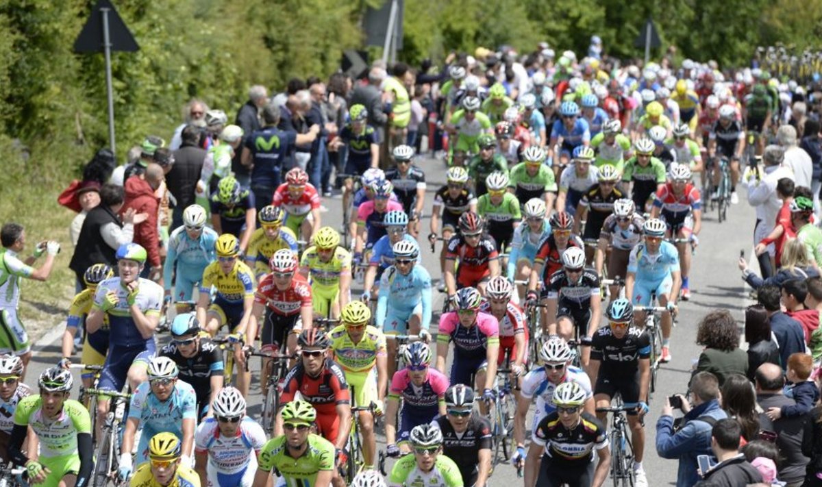 Peagrupp Giro neljapäevasel etapil.