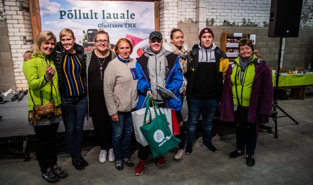 Maalehe hoidisekonkursi võitjad Pärnumaa Kutsehariduskeskusest koos konkursi korraldajatega Maalehest ning Põltsamaalt.