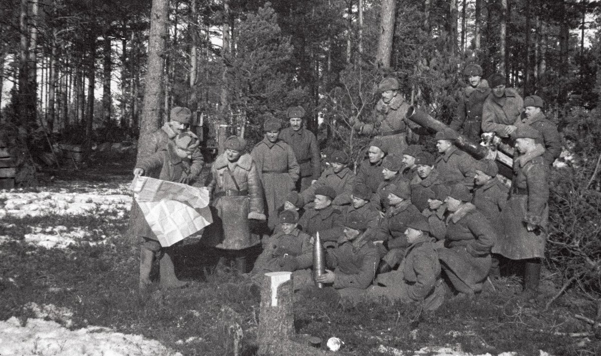 1944. aasta märtsis tehtud fotol on jäädvustatud hetke, kuidas 8. Eesti Laskurkorpuse suurtükiväepolgu võitlejad tutvuvad Nõukogude Informatsioonibüroo teadetega.
