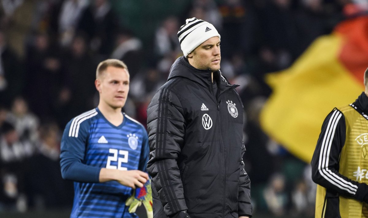Manuel Neuer (esiplaanil) on seni olnud Saksamaa koondise esikinnas. Marc-Andre ter Stegen on võimalusi saanud üksikutes sõprusmängudes ning siis, kui Neuer on olnud vigastatud.