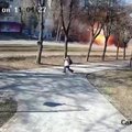 VIDEO | Kiievis jalutanud eakas härra pääseb napilt surmast, kui rakett keset tänavat kukub