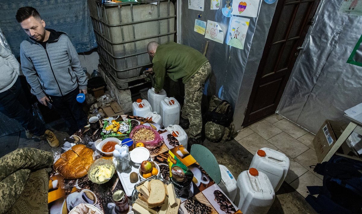 Loo autoril (vasakul) on rindele jõudes niigi piinlik, et jõuab sinna hästi toidetuna. Ja siin panevad ukrainlased külalise ette lauale kõik, mis neil on. 