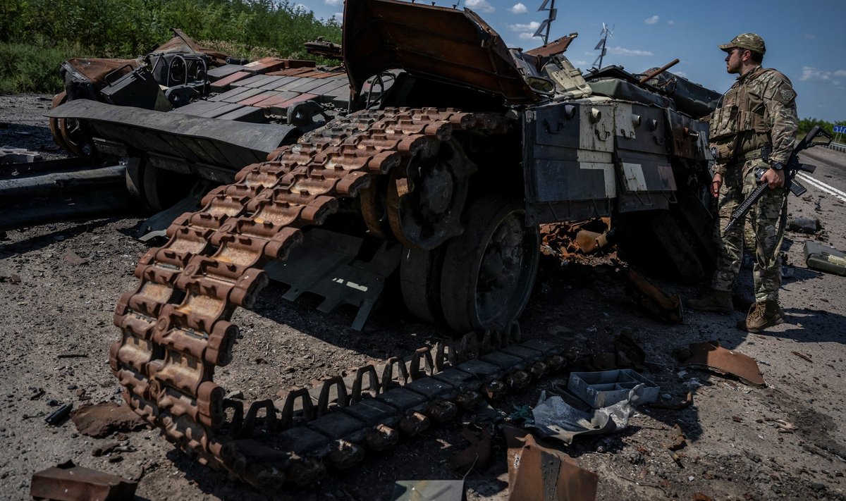 Ukraina sõdur vaatab Robotõne lähedal omade pihtasaanud tehnikat üle