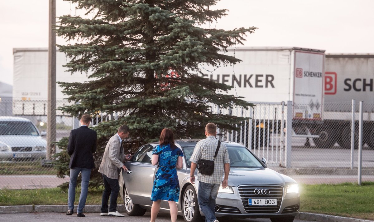 КОГДА ВСЕ С ШУМОМ НАЧАЛОСЬ: Только что задержанный в качестве корруптанта Айн Кальюранд открывает дверь своей Audi на парковке Tallinna Sadam