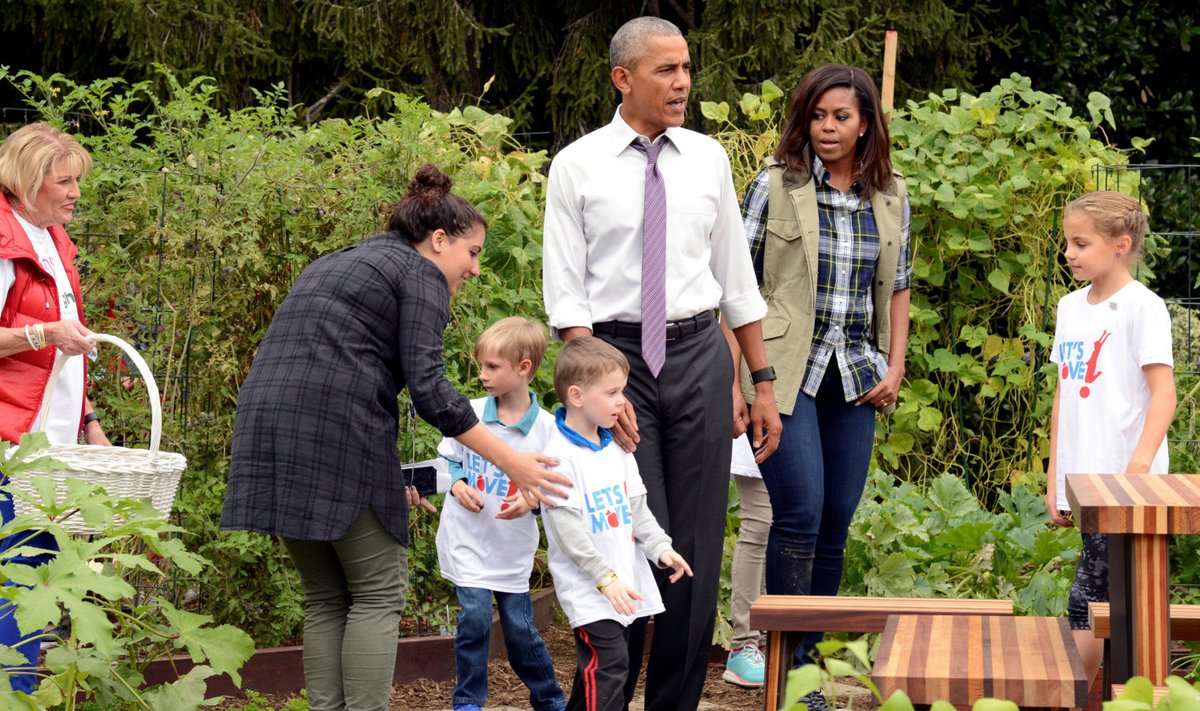 Obama abikaasa ja väikeste ning suuremate abilistega eile Valge Maja aias. 