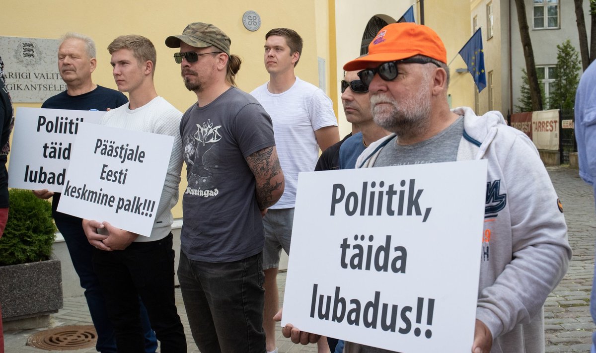 Eesti Päästeala Töötajate Ametiühing korraldas 2021. aastal Stenbocki maja ees piketi, protestiti valituse kärpeplaani vastu ja nõuti palgatõusu.