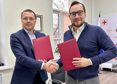 Vene Punase Risti presidentPavel Savtšuk (paremal) ja Arteki lastelaagri direktor Konstantin Fedorenko allkirjastasid koostöölepingu. 