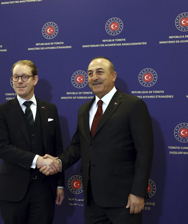 Rootsi välisminister Tobias Billström ja Türgi välisminister Mevlüt Çavuşoğlu kohtusid detsembri lõpus Ankaras, kuid uuel aastal pole Türgi poolse heakskiidu andmine Soome ja Rootsi liitumisele NATOga edasi nihkunud.