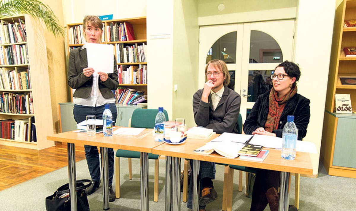 Ingrid Velbaum-Staub, Kalju Kruusa ja Veronika Kivisilla kohtumas lugejatega Jõhvi keskraamatukogus.