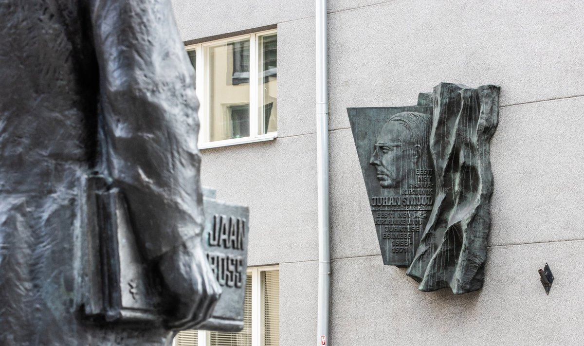 Märtsiküüditamisel osalenud Juhan Smuuli bareljeef asub GULAGi saadetud Krossi kuju vahetus läheduses.