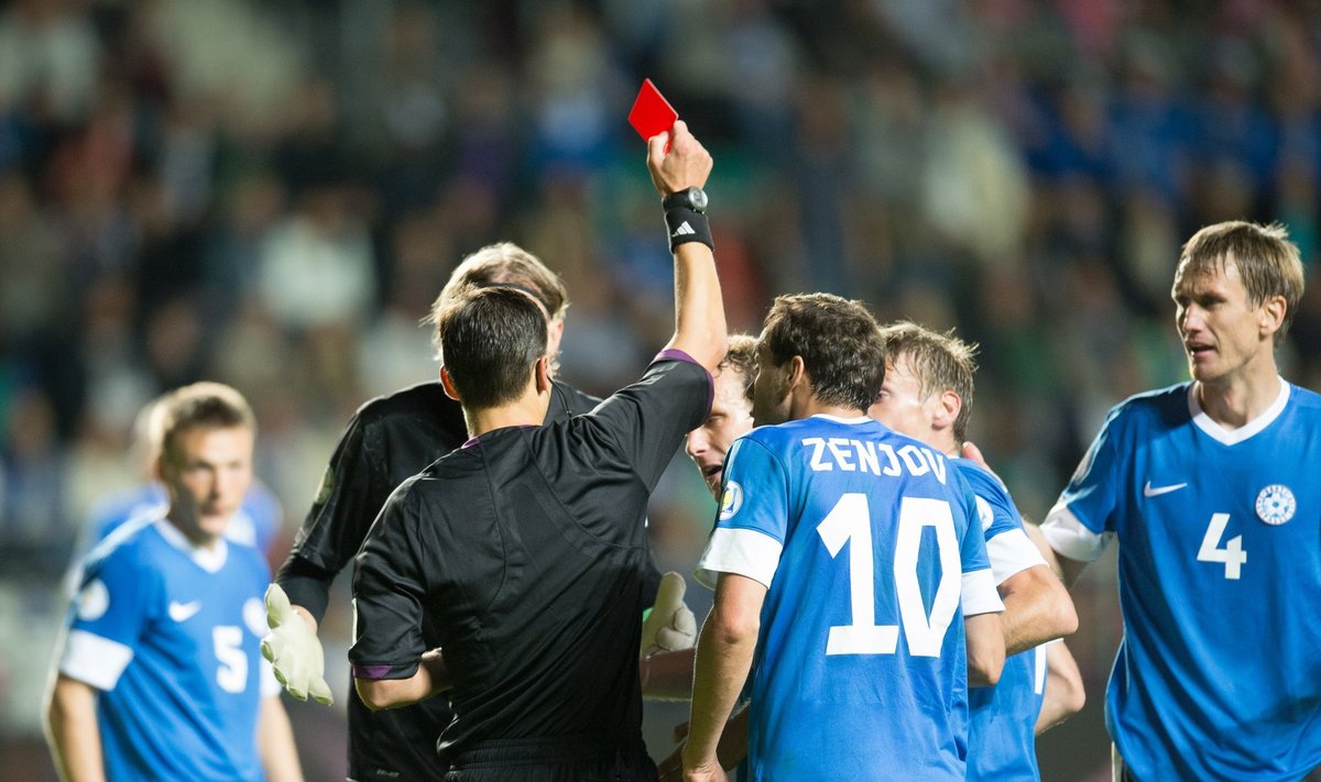 Hetk, mil Eesti jäeti ilma ajaloolisest võidust: kohtunik annab üleminutil ülekohtuselt Raio Piirojale punase kaardi ja Hollandile penalti, mis teeb seisuks 2:2