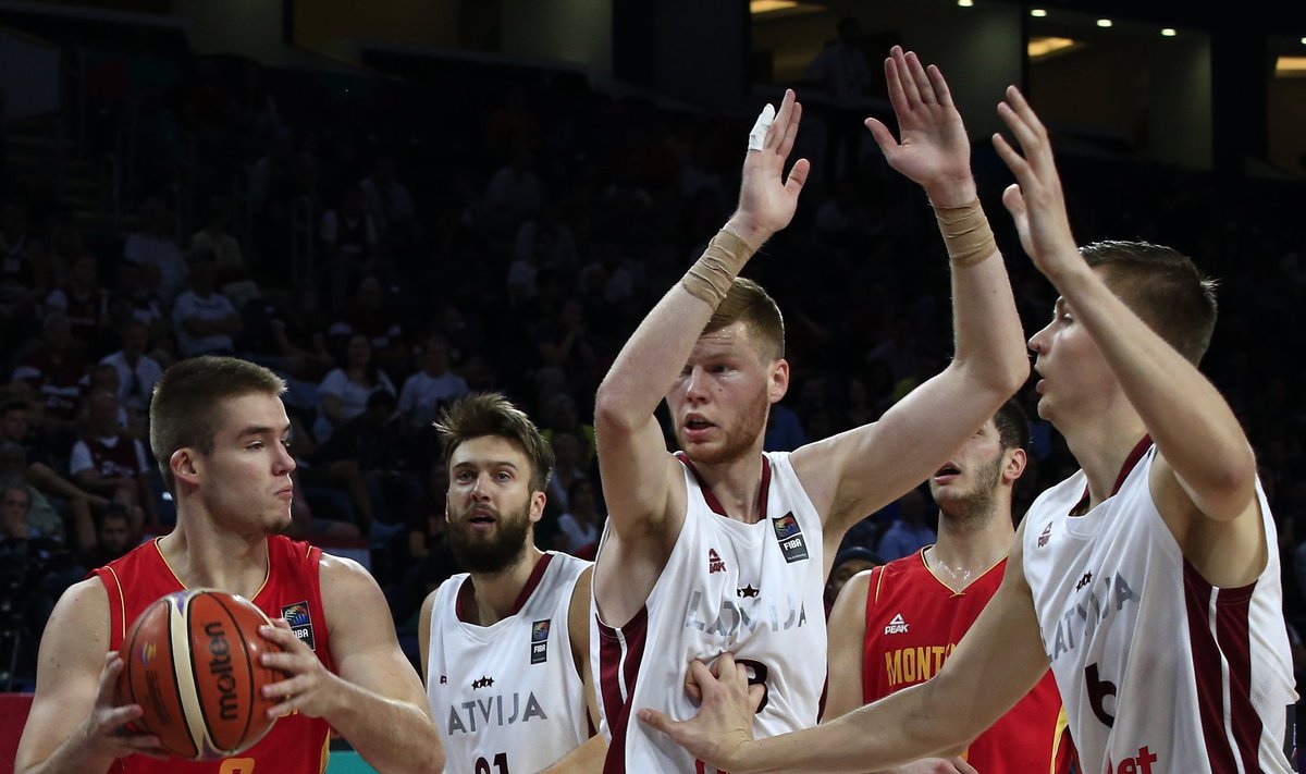 Läti NBA mängijad Kristaps Porziņģis (paremal) ja Dāvis Bertāns on oma positsioonidel Sloveenia konkurentidest üle.