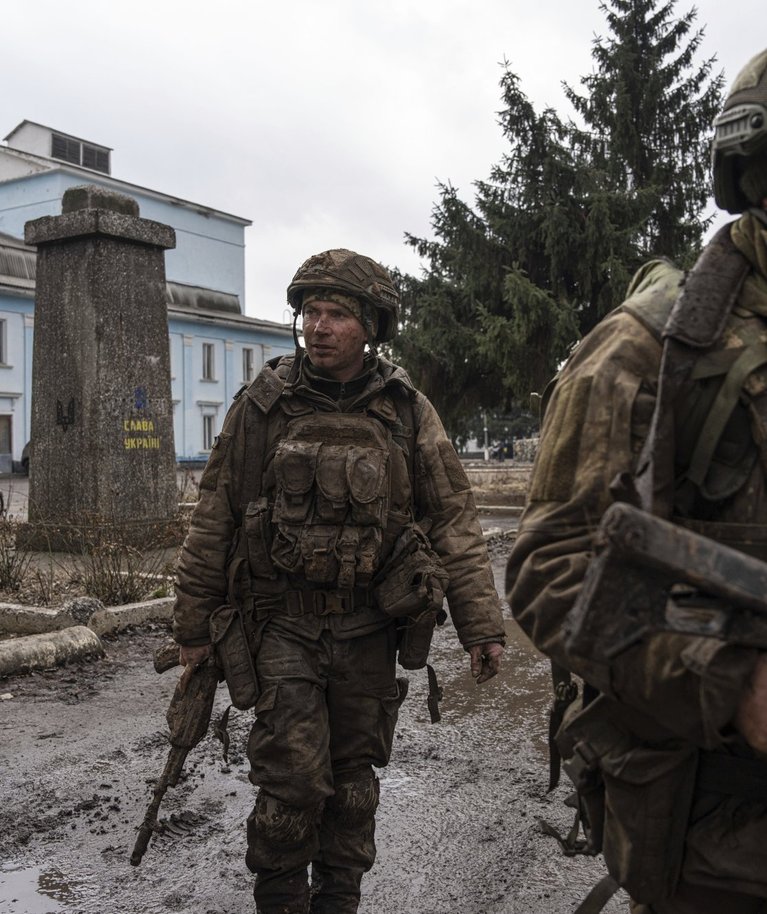 Ukraina sõjaväelased naasmas Bahmuti rindelt. Foto on tehtud 8. märtsil 2023 Tšassiv Jaris.