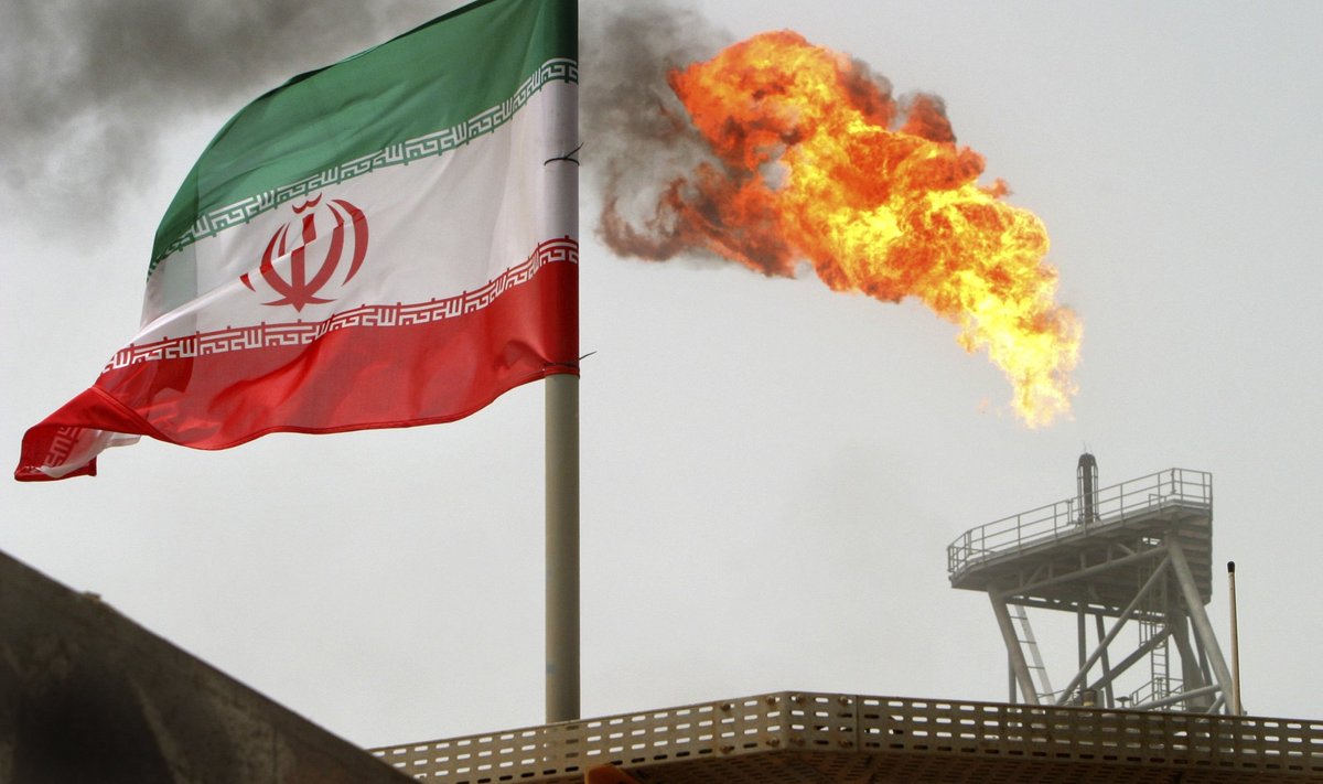 Iraani lipp lehvimas Soroushi naftaplatvormi kohal Pärsia lahes.