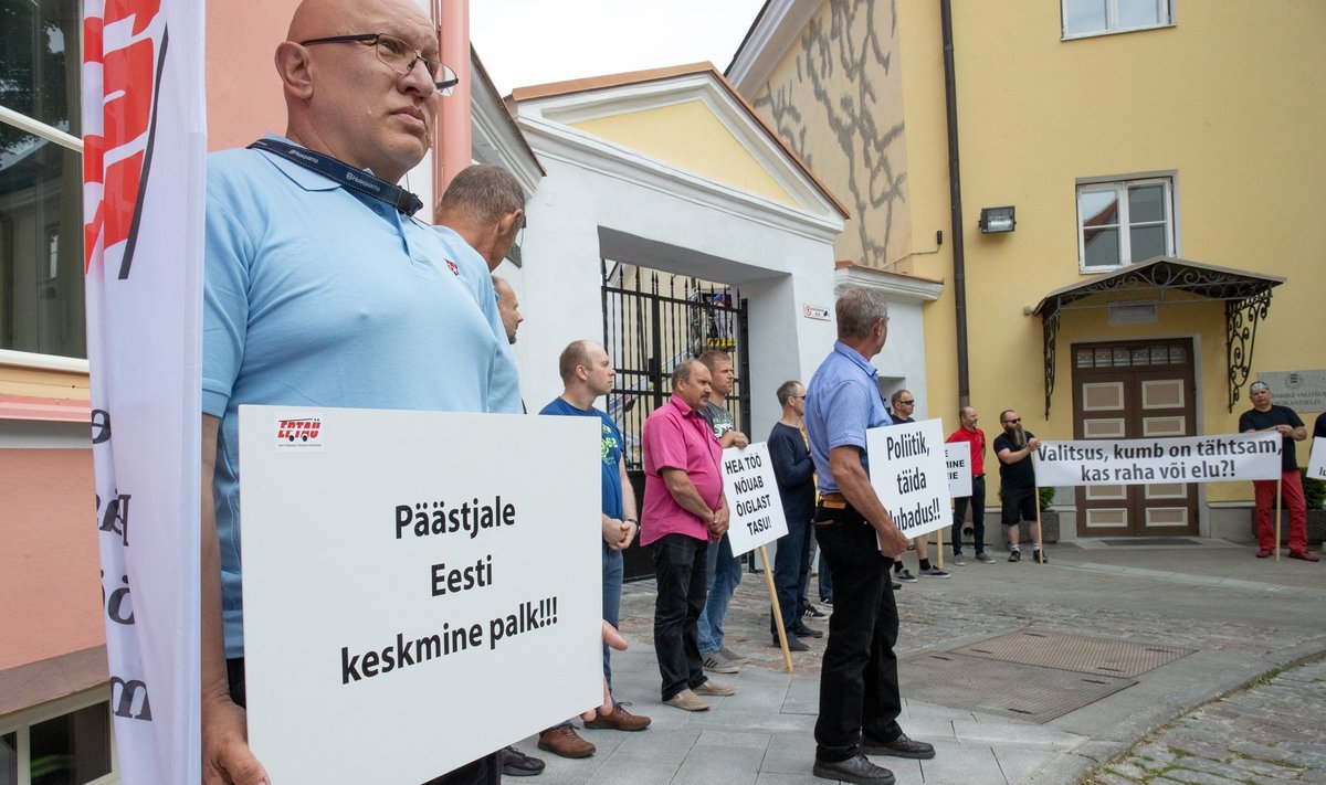 Eesti Päästeala Töötajate Ametiühing korraldas Stenbocki maja ees piketi