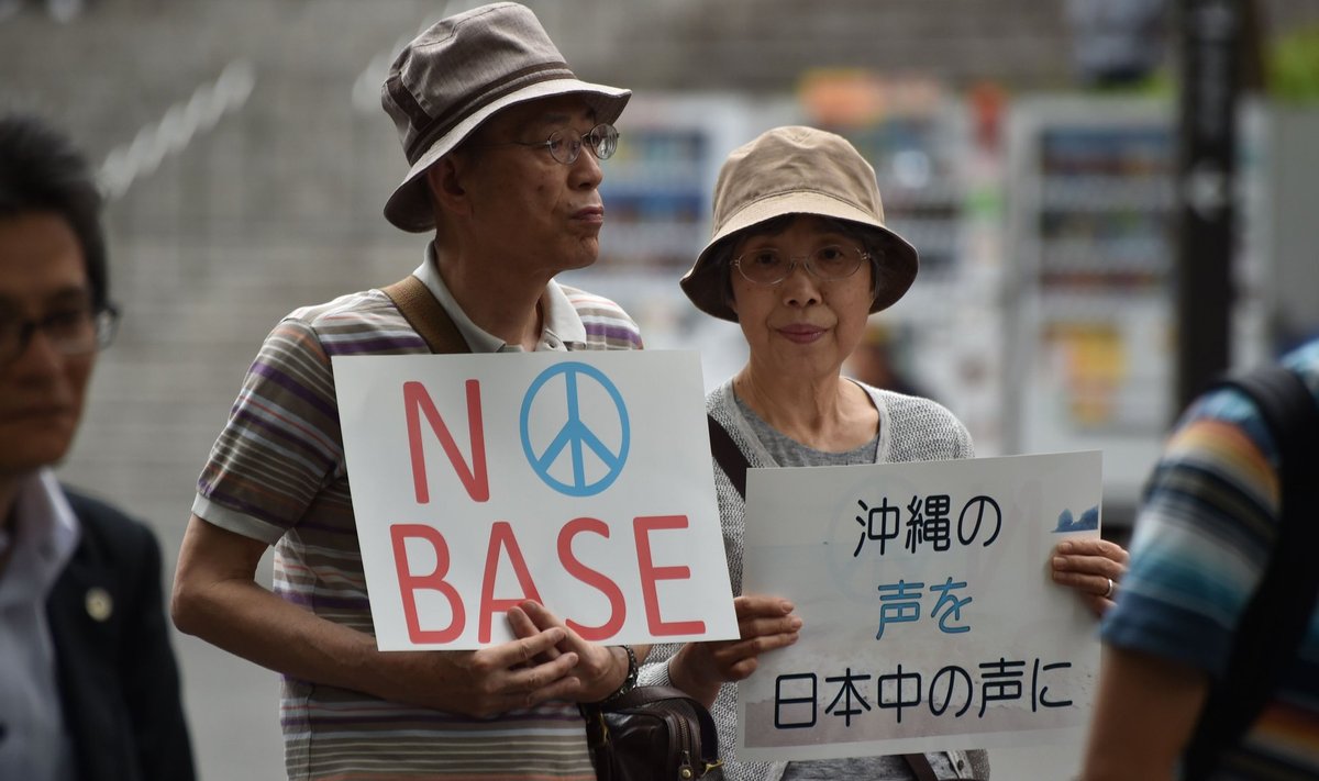 Kõik jaapanlased pole liitlassuhetest ameeriklastega vaimustuses. 2016. aastal protesteeriti laialdaselt Okinawa saarel asuvate USA baaside vastu.
