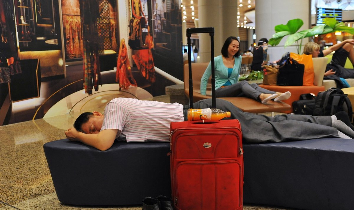 reisijad magavad Mumbai lennujaamas